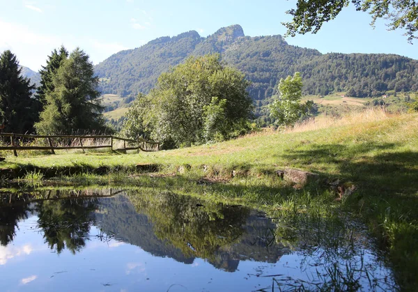 Little lake and the mountains in Northen Italy — Stock Photo, Image