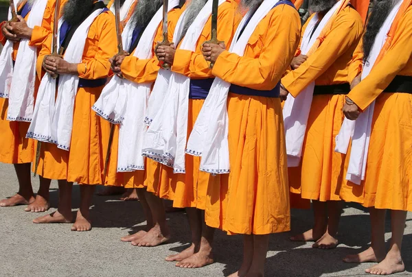 Wielu mężczyzn boso podczas festiwalu sikh — Zdjęcie stockowe
