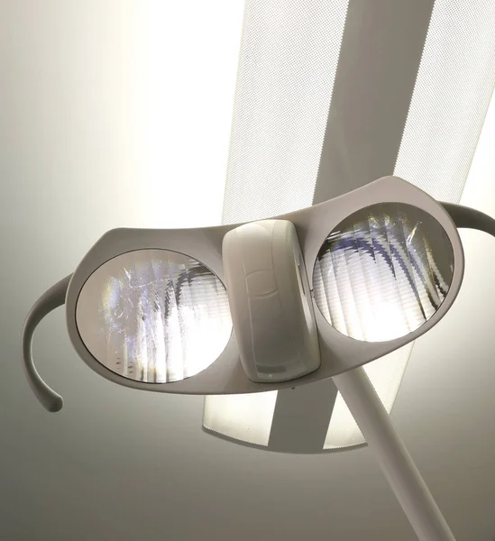 Moderne Lampe mit kraftvollem Licht in der Zahnklinik — Stockfoto