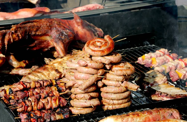 Straatvoedsel kraam verkoop van varkensvlees met spiesjes en worstjes — Stockfoto