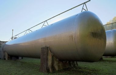 Depolama için endüstriyel bir tesisi dev silindirik tank