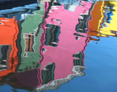 adanın renkli evlerin su yansıma 