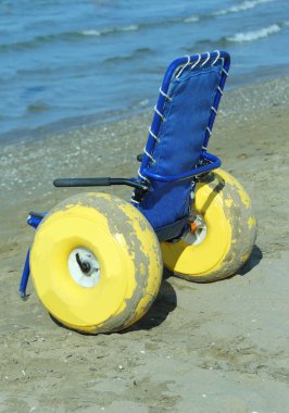 Büyük sarı şişme tekerlekli getirmek için özel tekerlekli sandalye 