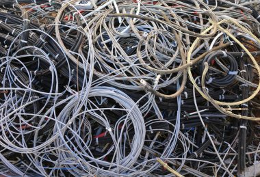 Elektrik kabloları çöplük geri dönüşümlü eş için kullanılan.