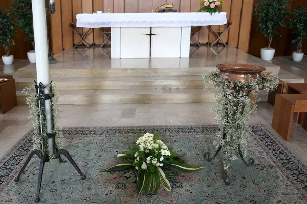 Altar of the Christian church with the baptismal font during the — Stock Photo, Image