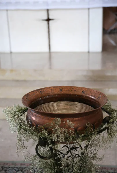 Dopfunten i koppar dekorerad med blommor under religiösa — Stockfoto