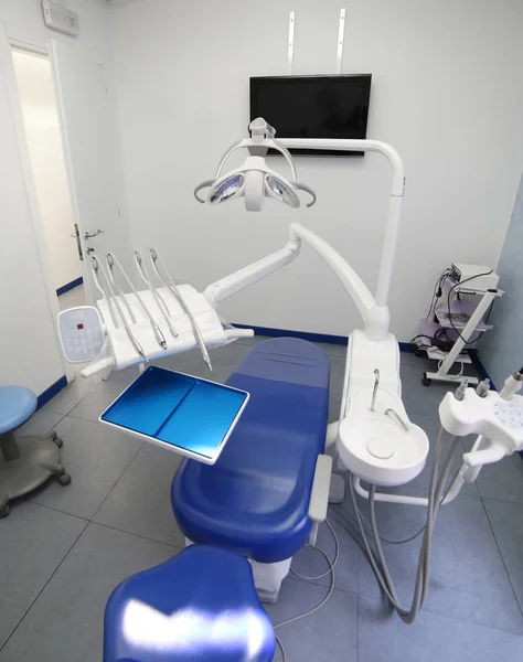 Clinique dentaire avec chaise spéciale et équipement de soins dentaires — Photo