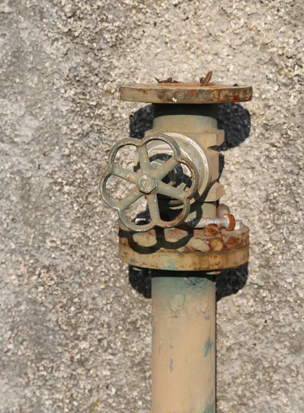 Rostiger Wasserhahn mit dem sehr alten Rostabsperrventil — Stockfoto