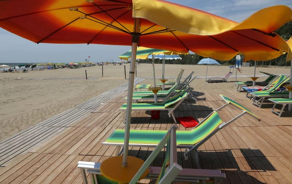 Resortfaciliteter på sommaren med stora parasoller för solen och solstolar f — Stockfoto