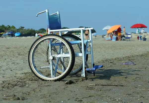 Speciale sedia a rotelle in alluminio per entrare in acqua di mare — Foto Stock