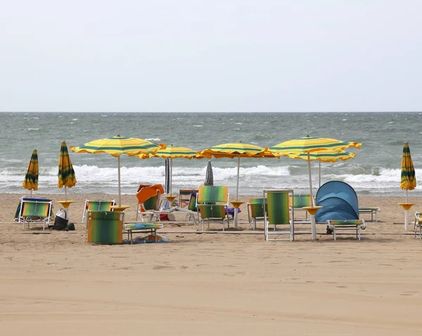 Guarda-chuvas e cadeiras de praia no resort de verão para turistas — Fotografia de Stock