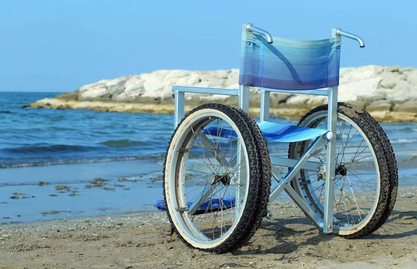 알루미늄 튜브를 바다에 입력으로 특수 휠체어 — 스톡 사진