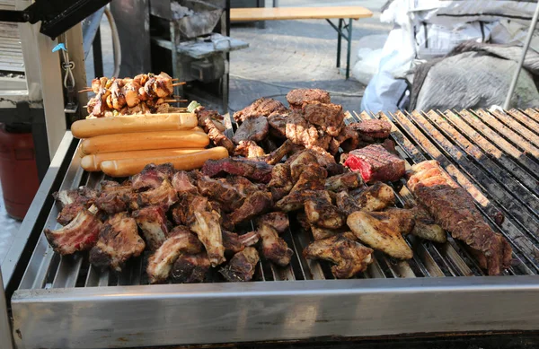 Vienna sausage and pork ribs cooked on the grill in the street f — Stock Photo, Image