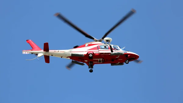 Helicóptero de rescate vuela rápido en el cielo azul — Foto de Stock