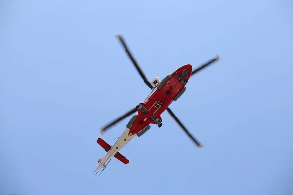 Helicóptero de rescate vuela rápido durante la emergencia — Foto de Stock