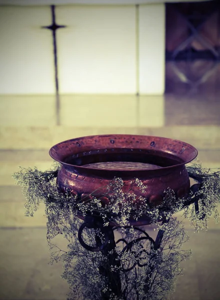 Antiga fonte batismal em cobre dentro da igreja — Fotografia de Stock