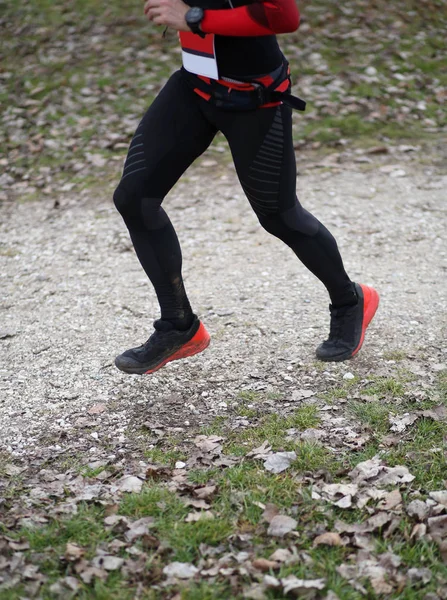 Atleet wordt uitgevoerd tijdens de triatlon-race met zwarte sportkleding — Stockfoto