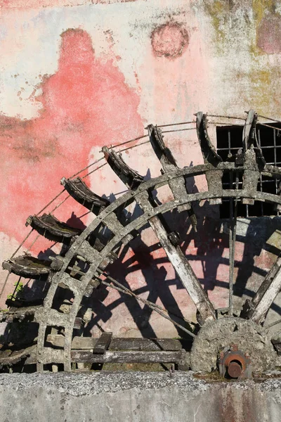 Detalhe de uma roda grande de um moinho de água abandonado velho — Fotografia de Stock