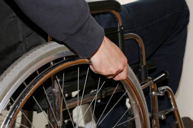 Tekerlekli sandalye Engelli adam yatak odasında el