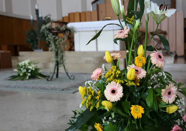 Kwiaty gerbery i lilii calla celebracji chrztu — Zdjęcie stockowe