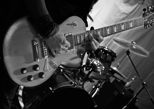 Guitarist plays guitar on stage during a live concert — Stock Photo, Image