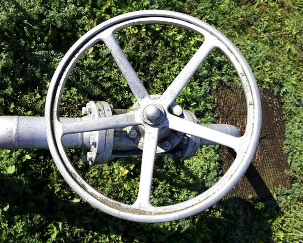 Großer Wasserhahn mit Rohrverschlussventil in einer großen Industrieanlage — Stockfoto