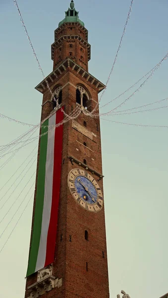 Hoher glockenturm mit großer italienischer flagge in vicenza city im norden — Stockfoto