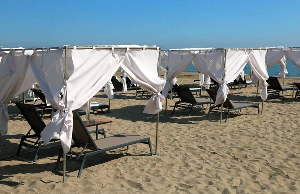 Lussuose cabine per prendere il sole con lettini sulla spiaggia di sabbia — Foto Stock