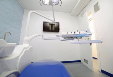 Diş çürüğü için bakım için birçok araç ile modern diş Kliniği 
