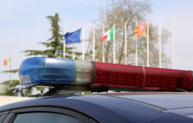 Bir polis arabası backgr tarihinde Avrupa ve İtalyan bayraklı sirenler