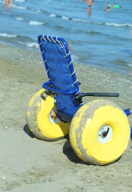 Büyük sarı şişme tekerlekli getirmek için özel tekerlekli sandalye 