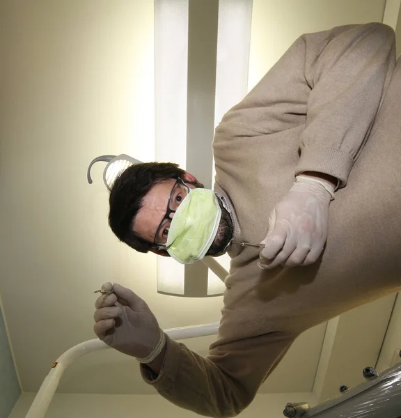 緑の健康マスクで若い白人歯医者 — ストック写真