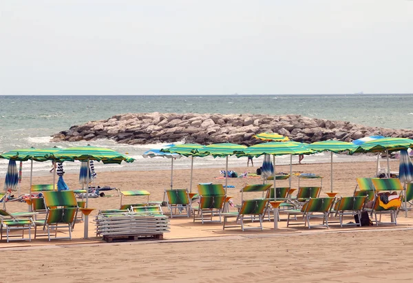 Veel parasols en ligbedden op het zandstrand van de luxe reso — Stockfoto