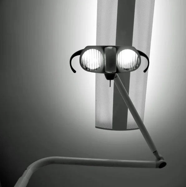 Lâmpada moderna com luz poderosa na sala de emergência — Fotografia de Stock