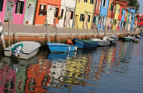 Reflection on the water of the colorful houses of the island of — Stock Photo, Image