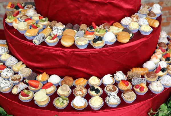 Pasteles con fruta en el restaurante — Foto de Stock