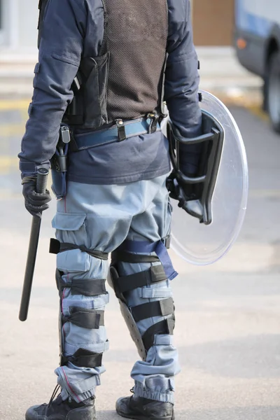 Policía en equipo antidisturbios con porras y escudo protector durante una p — Foto de Stock