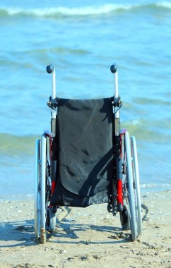 Tekerlekli bir sıcak güneşli yaz gününde deniz kıyısında