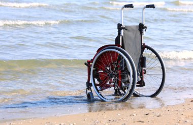 Deniz kıyısında tekerlekli sandalye