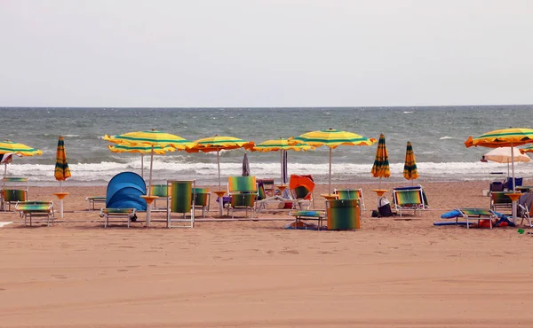 Парасольки і шезлонги на піщаному пляжі розкішного курорту на — стокове фото