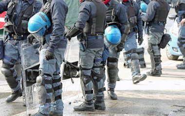 Anti-çevik kuvvet polisi polisler t devriye sırasında koruyucu kask ile