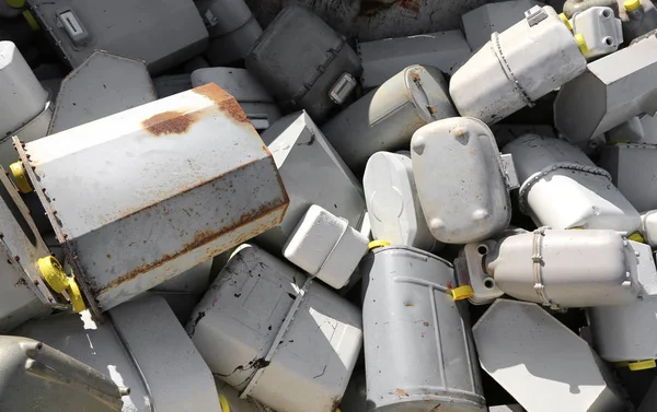 Зламані газові лічильники в контейнері для переробки в сховищі опитування — стокове фото