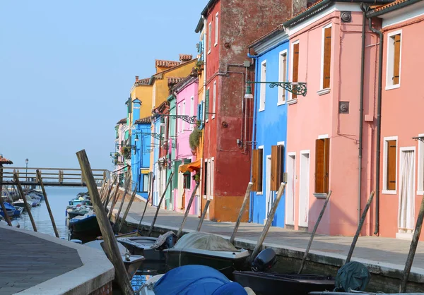 Facciate colorate delle case dell'isola di Burano vicino a Veni — Foto Stock