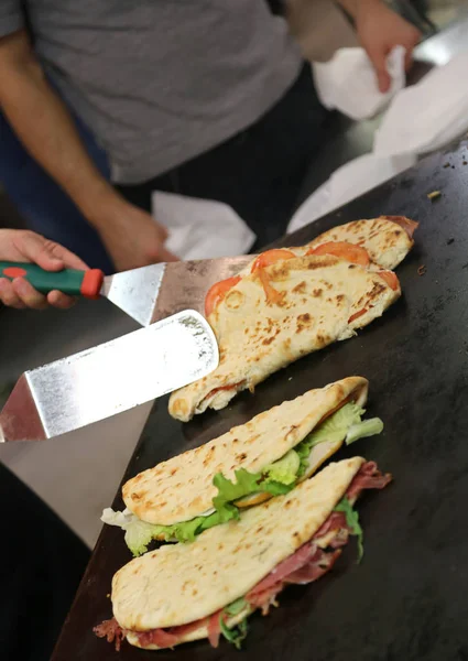 Piadina yemek de denilen Spianata İtalyan l sırasında yemek — Stok fotoğraf