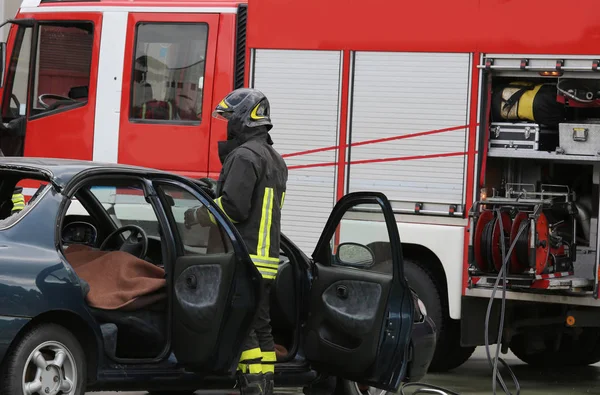 Уничтоженные автомобиль и пожарная машина во время миссии — стоковое фото