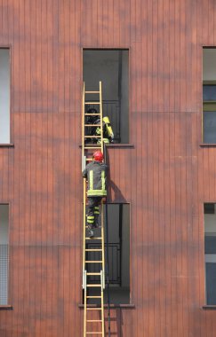 itfaiye yangın söndürme köknar sırasında ahşap merdiven