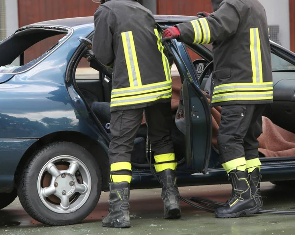 Entrenamiento de bomberos para extraer al hombre atrapado en el coche —  Fotos de Stock