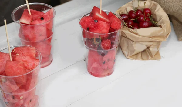 Glazen met watermeloen en aardbeien en kersen — Stockfoto