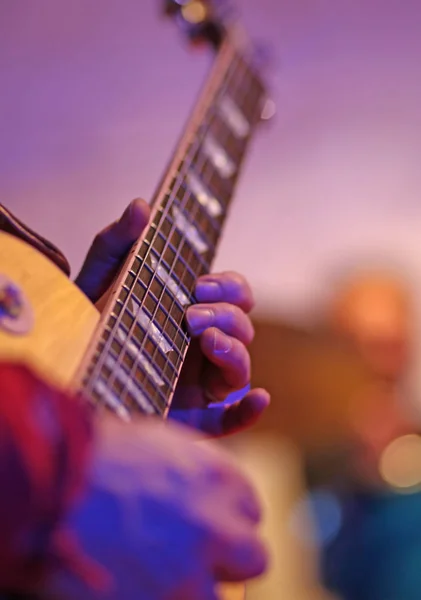 Gitarzysta gra gitara elektryczna na scenie podczas koncertu na żywo — Zdjęcie stockowe