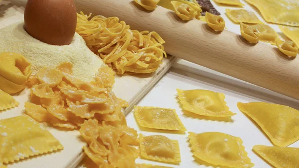 Ingredients to make homemade fresh  pasta with flour and eggs — Stock Photo, Image